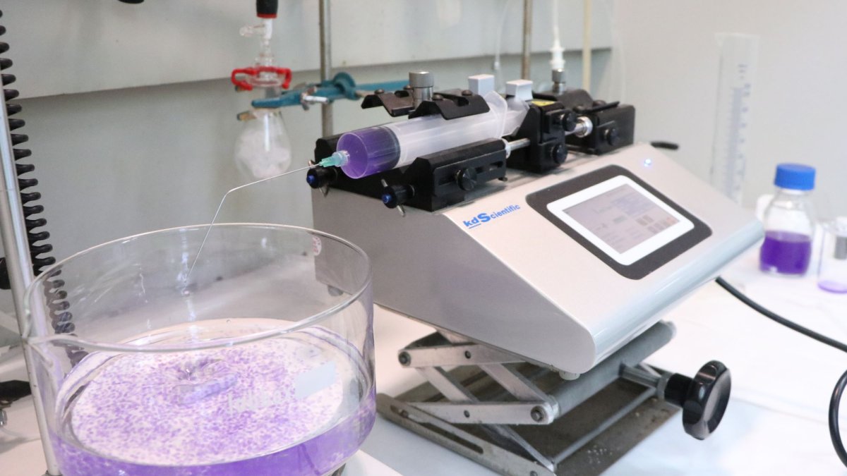 Aparell extrusor utilitzat per l’equip investigador de la URV per elaborar les microcàpsules d’alginat i PEGDA en el marc del projecte de recerca.