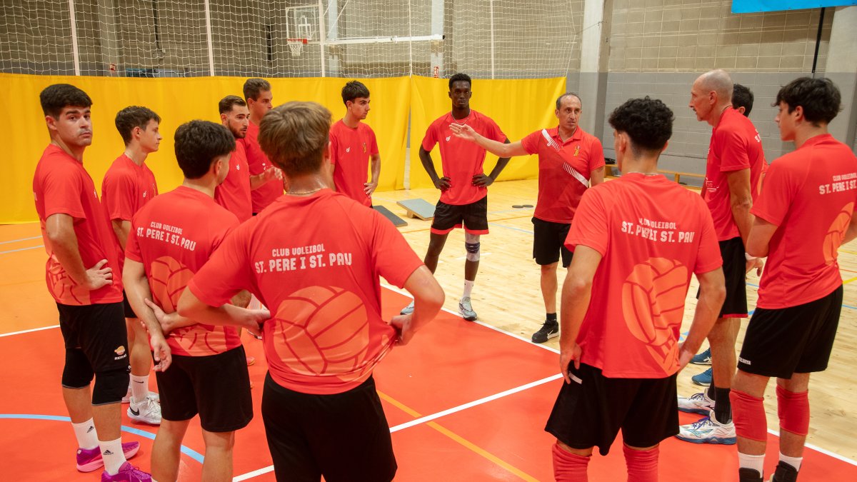 Los jugadores del CV Sant Pere i Sant Pau escuchando las indicaciones de Vlado Stevovski.