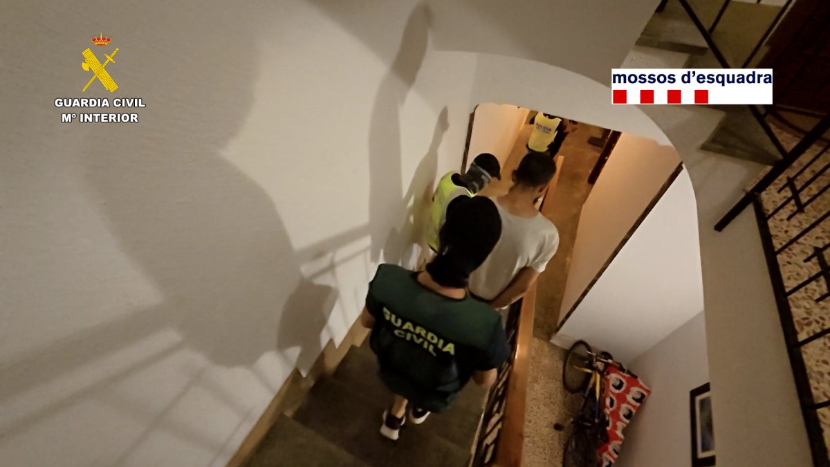 Agentes de la policía con el detenido.