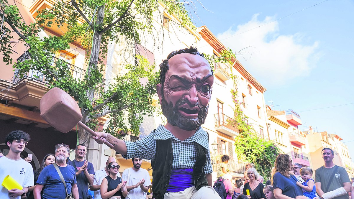El Calot i la seva maça es despertaran avui i seran els protagonistes de l’inici de les festes a la plaça de la Vila i al campament Vilero.
