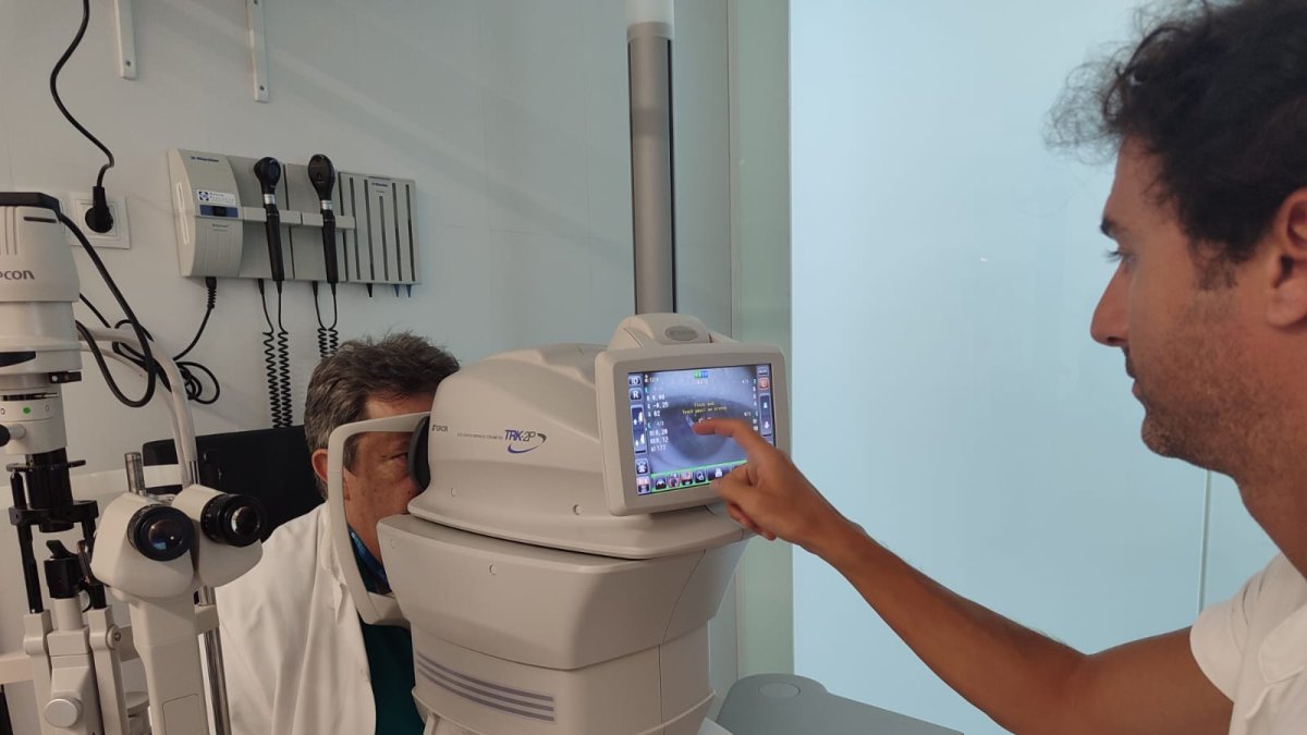 El doctor Pere Romero fent una demostració del sistema Quixote, emprat per primera vegada a Catalunya a l’hospital reusenc.