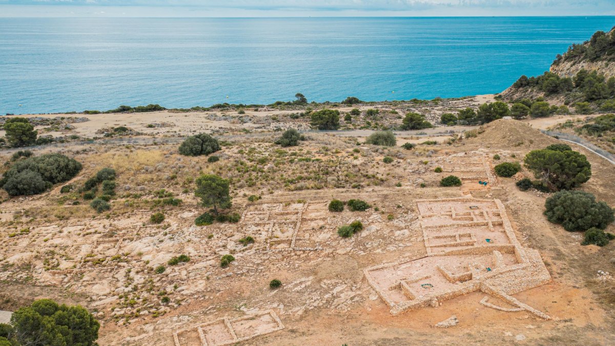 Una vista aèria del jaciment arqueològic del poblat grec de Kal·lípolis, a la ciutat de Salou.