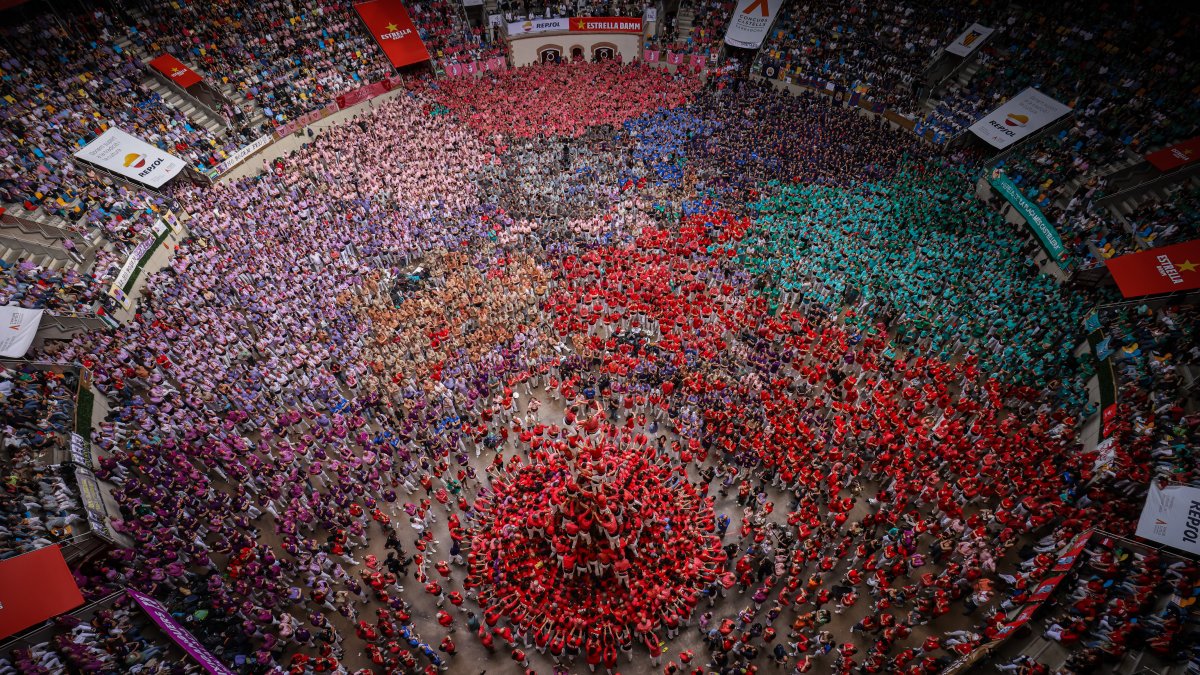 Visió zenital al XXIX Concurs de Castells de Tarragona en el moment que actua la Joves Xiquets de Valls.