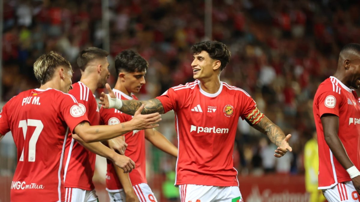 Óscar Sanz celebrant el gol.