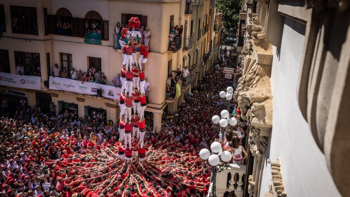 La Colla Joves Xiquets de Valls van obrir la diada de Sant Fèlix amb un intent desmuntat de 4d9sf