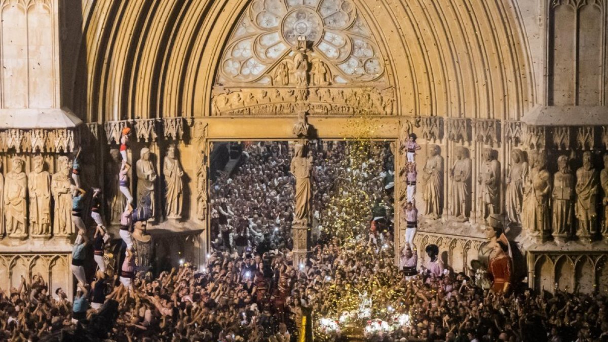 Imagen de archivo de una edición pasada de las fiestas de Santa Tecla durante la entrada del Brazo a la Catedral de Tarragona.