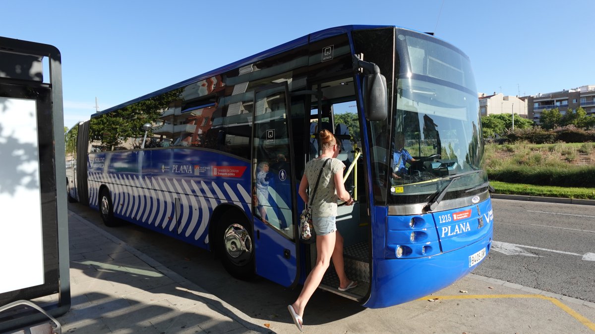 Un vehículo del Bus Blau, que conecta barrios y equipamientos de Vila-seca.