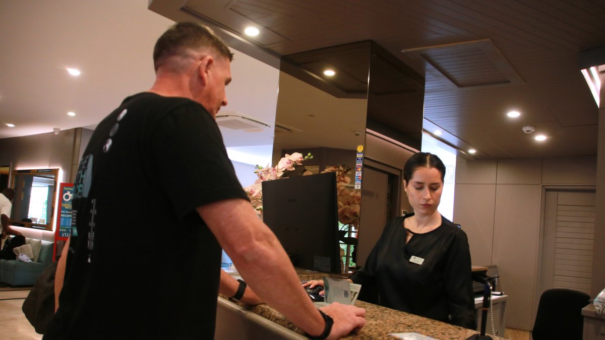Un turista registrant-se en un hotel de Salou a finals d'aquest mes d'agost