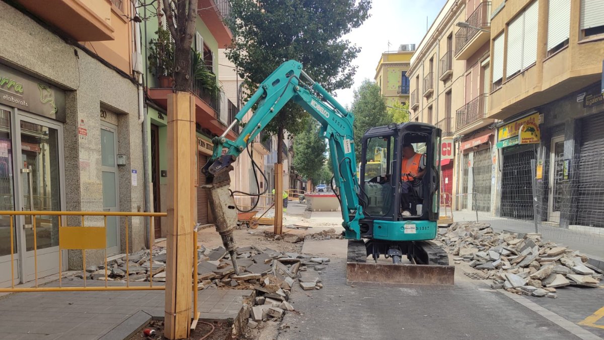 Fotografia de maquinària treballant en la segona fase d’obres de reordenació urbanística del carrer Ample de Reus