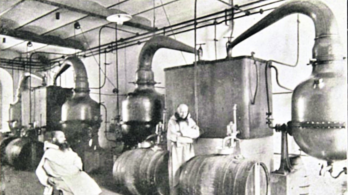 Monjos cartoixans elaborant el Chartreuse a Tarragona, en una fotografia històrica.