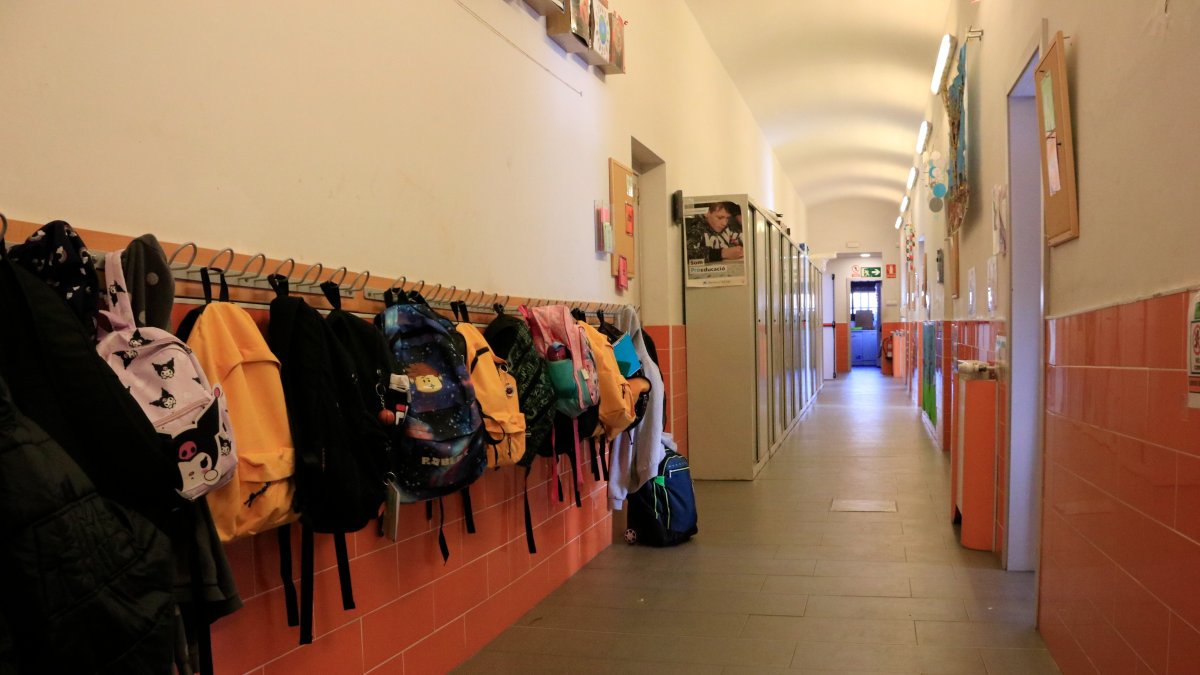 Mochilas colgadas en el pasillo|pasadizo Centro Socioeducativo Poblenou de Barcelona, de la Fundación Pere Tarrés