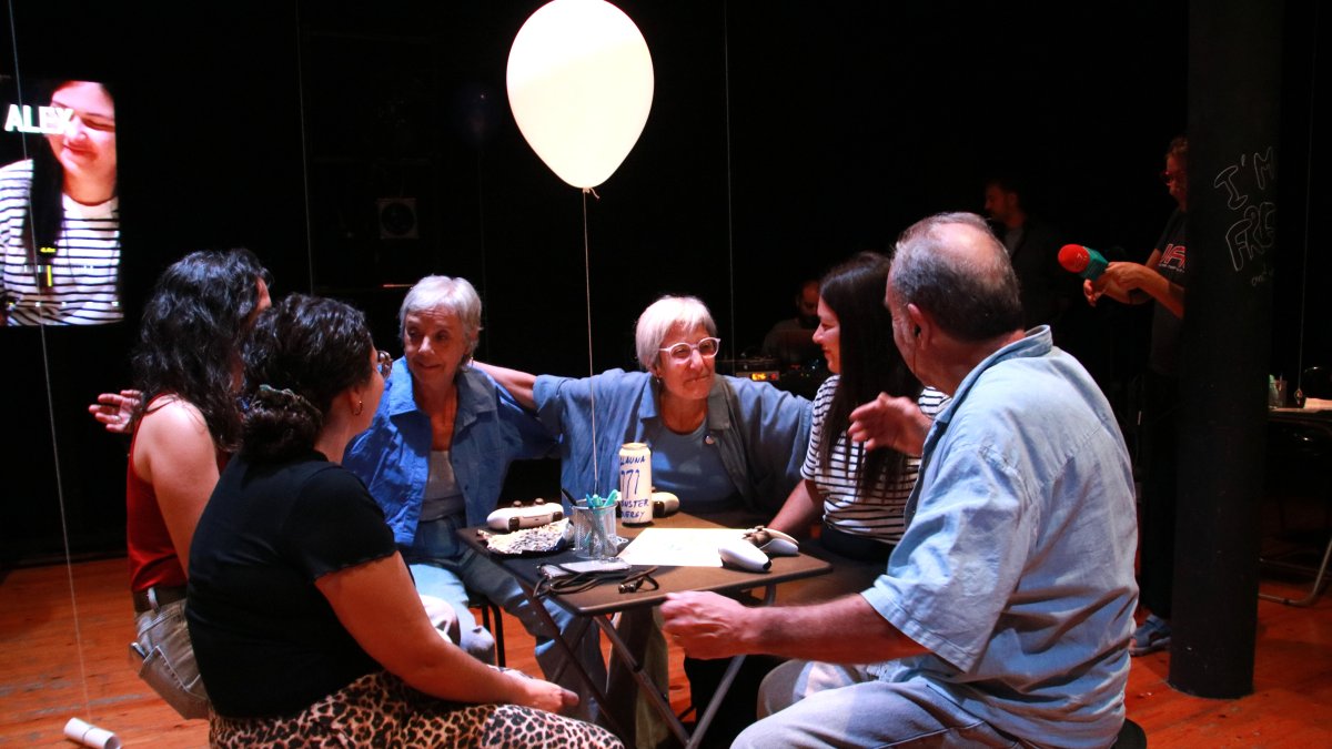 Los actores de la obra 'Jovent', de Mambo Project, y público, en un ensayo de la función antes de su estreno en el FITT-Noves Dramatúrgies de Tarragona.