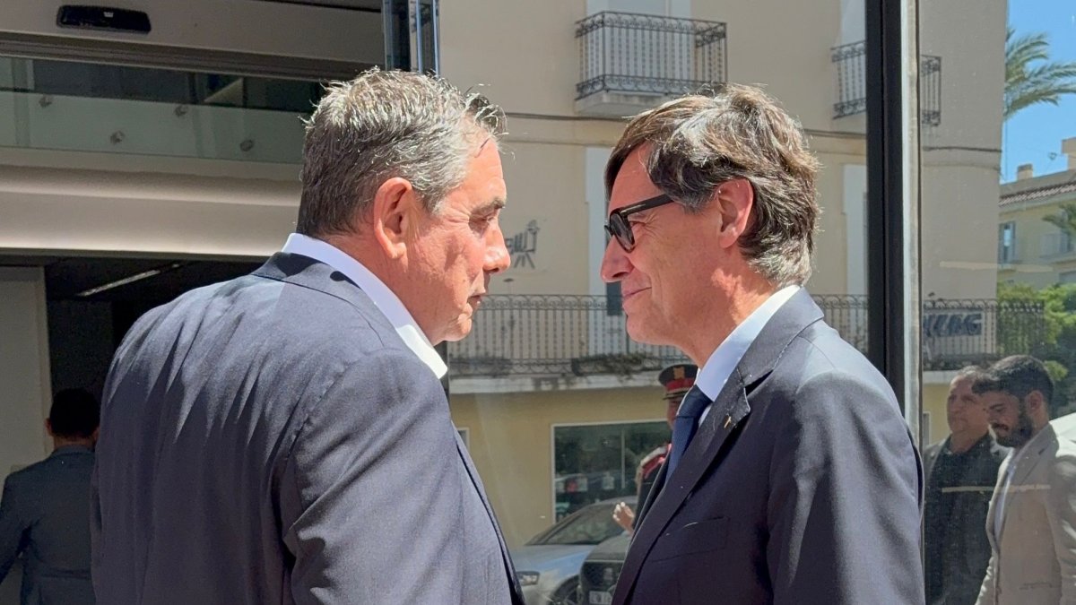 Saludo entre el alcalde de la Ràpita, Xavier Reverté, y el presidente, Salvador Illa, a su llegada al Ayuntamiento