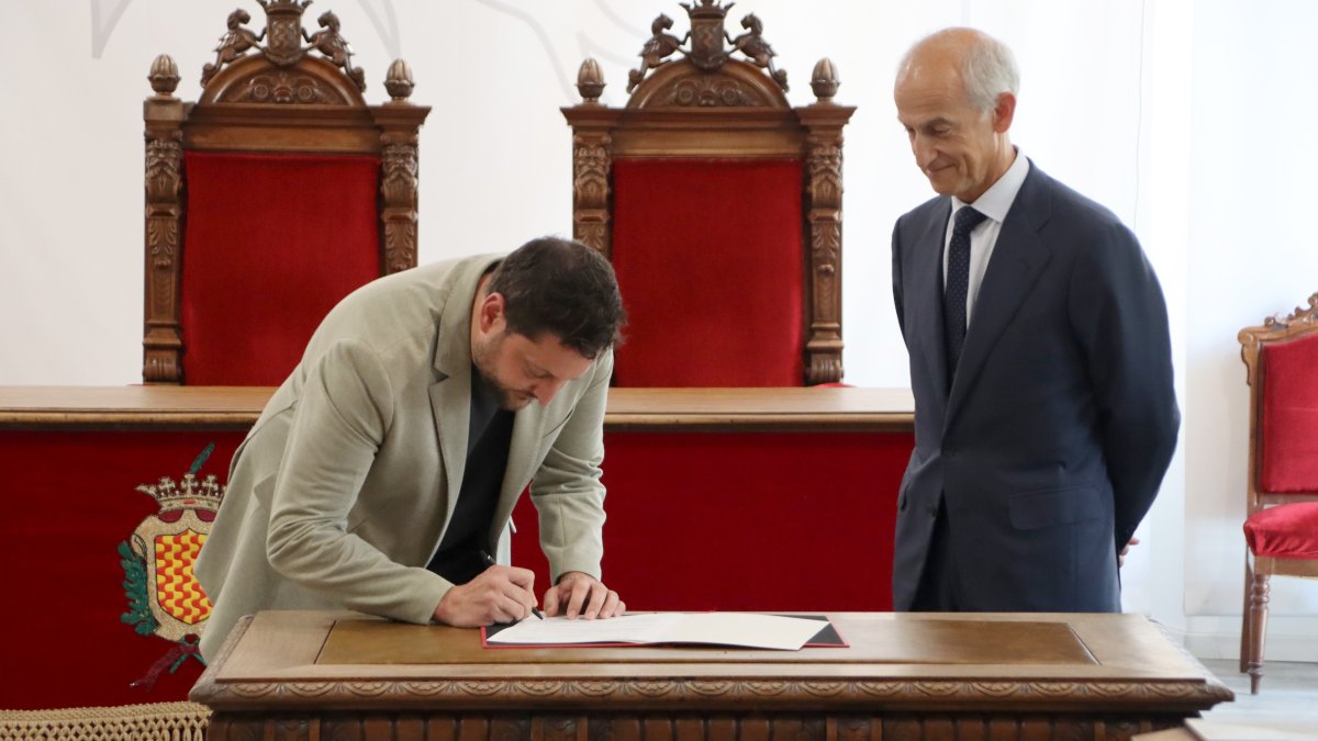 L'alcalde de Tarragona, Rubén Viñuales, i el director global de serveis urbans d'Urbaser, Alejandro de la Joya, signen el contracte de la brossa de Tarragona.