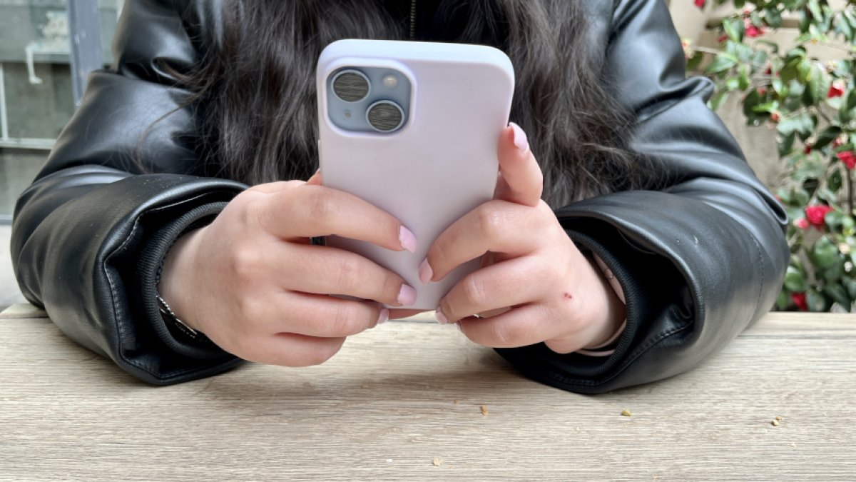 Una joven utilizando el móvil