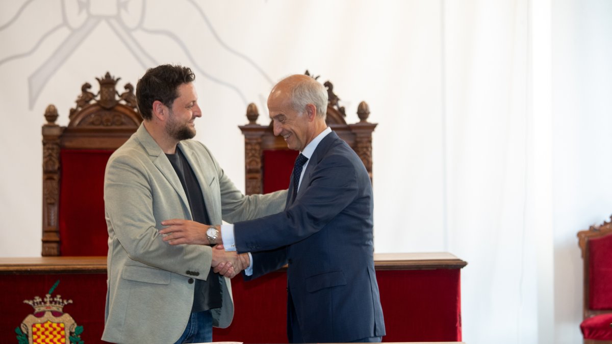 L’alcalde de Tarragona, Rubén Viñuales, i el director global de serveis urbans d’Urbaser, Alejandro de la Joya, van signar el contracte.