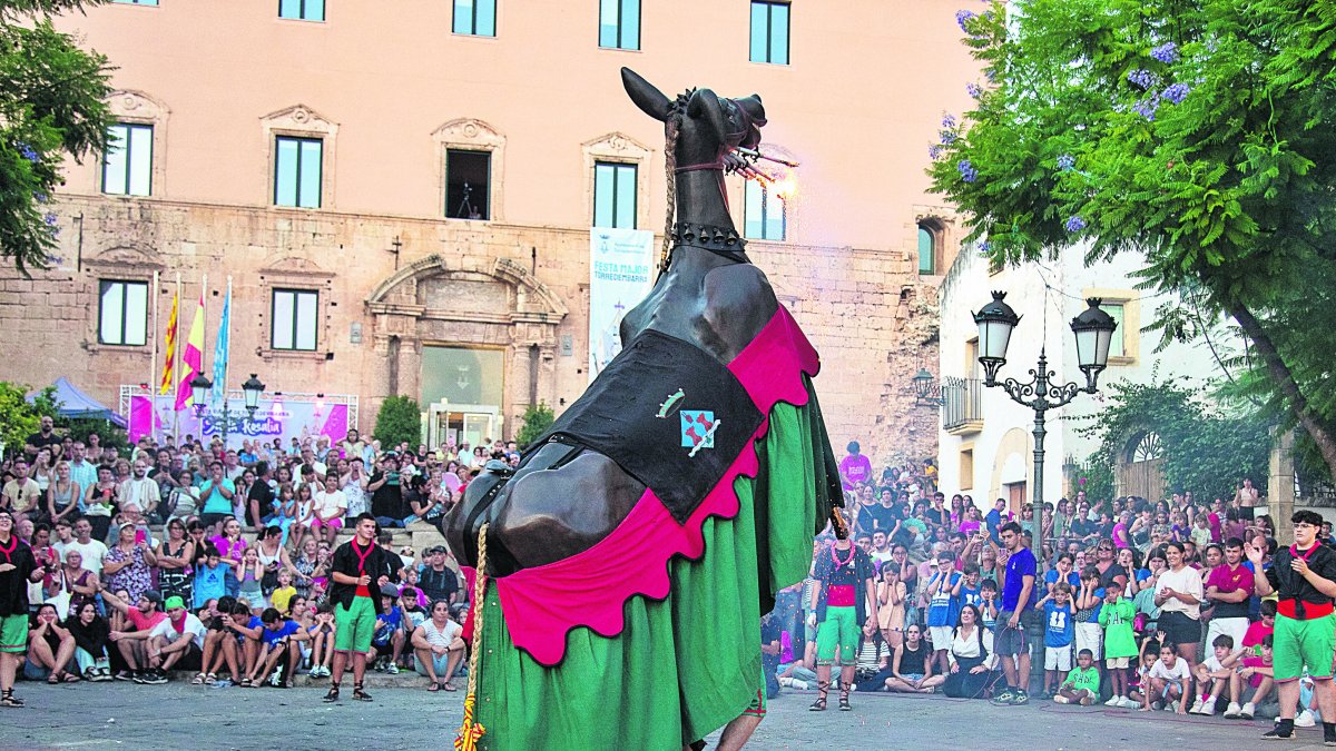 Torredembarra va viure ahir el dia gran de la Festa Major de Santa Rosalia, amb una participació molt nombrosa als carrers i places del municipi.