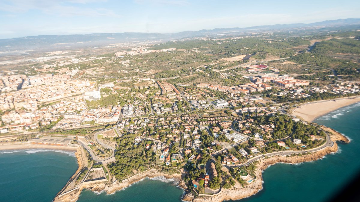 Aquesta actuació pretén arranjar el camí de ronda, en un tram on la continuïtat pels vianants és complicada ara mateix.