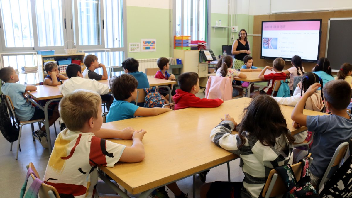 Imatge d'arxiu d'alumnes a l'escola La Vitxeta de Reus dins l'aula en el primer dia del curs escolar