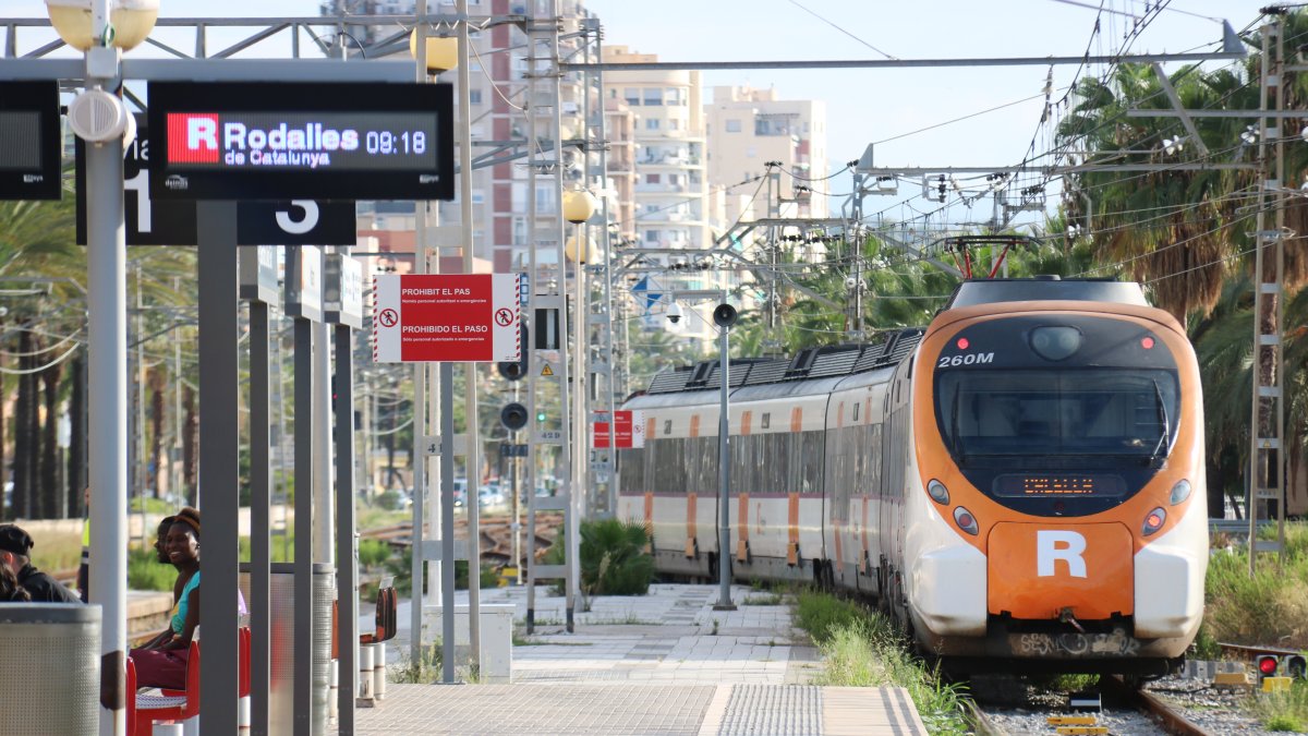 Un tren de Rodalies saliente de la estación de Mataró en sentido Arenales