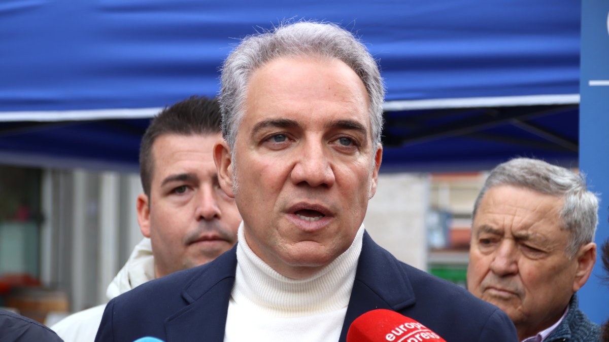Imatge d'arxiu del vicesecretari de Coordinació de Política Autonòmica i Local del PP, Elías Bendodo, en una atenció als mitjans