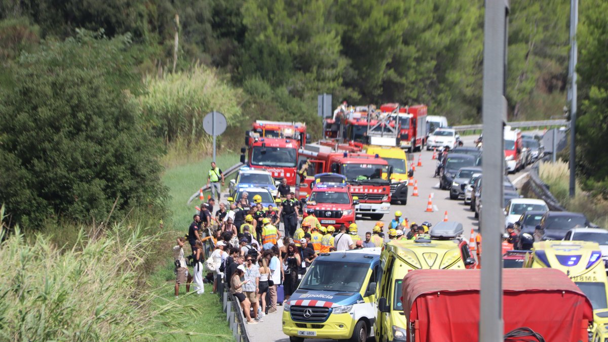 Efectius d'emergències treballant al punt de la C-32 on hi ha hagut un accident d'autocar