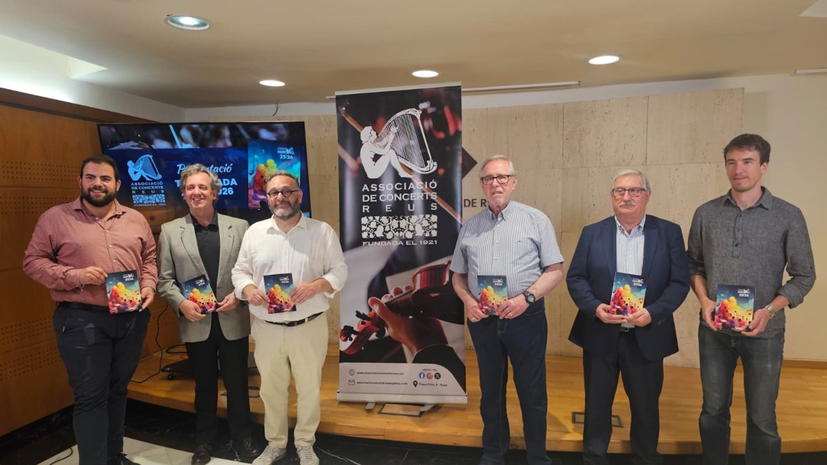 Els impulsors d''Una temporada per a Gaudí(r)', el president l’Associació de Concerts de Reus, Joan Sas, el director artístic, Marc Moncusí, i el regidor de Cultura i Política Lingüística, Daniel Recasens, en la presentació de la nova temporada.