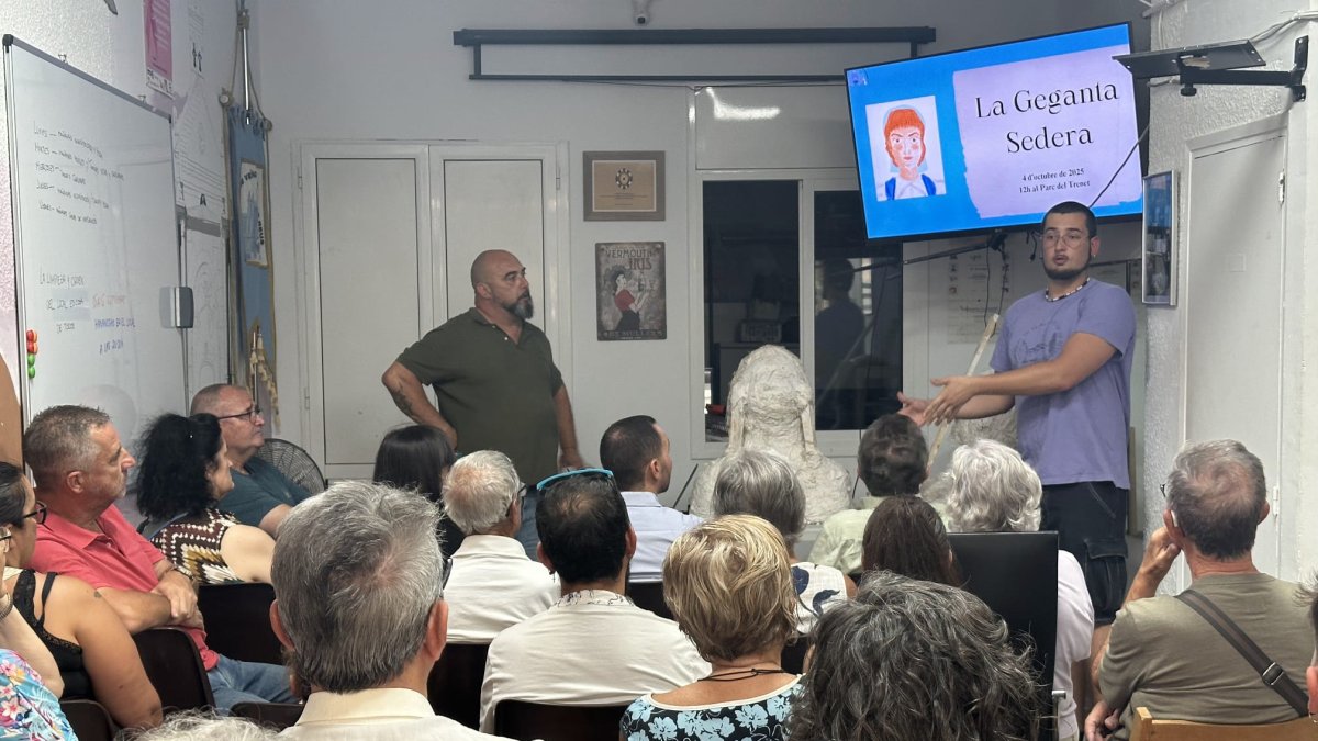 Acto de presentación de la nueva geganta en el local de la Asociación de Vecinos el Santuari del barri de las Clarisses