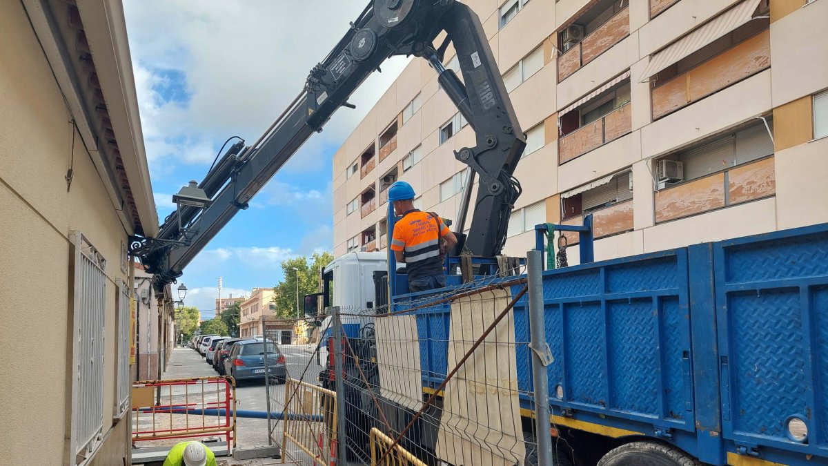 Imatge de les obres de renovació de la xarxa d'abastament al carrer Tortosa de Torreforta.
