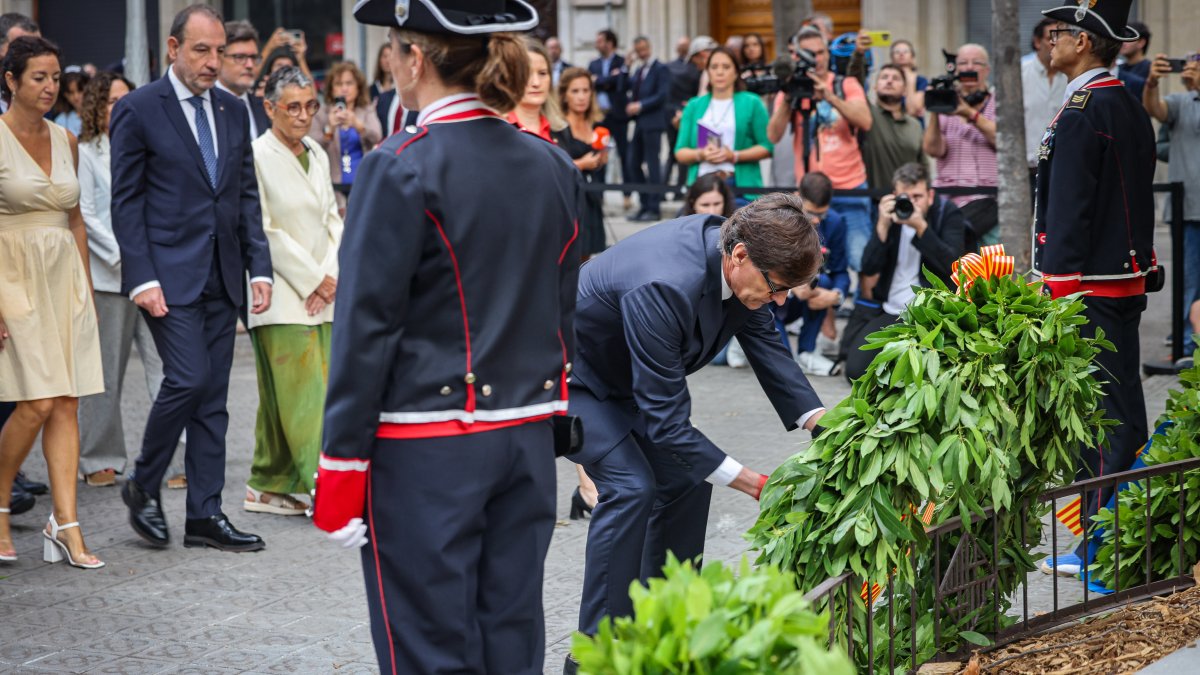 Salvador Illa, durante la ofrenda floral de esta mañana.