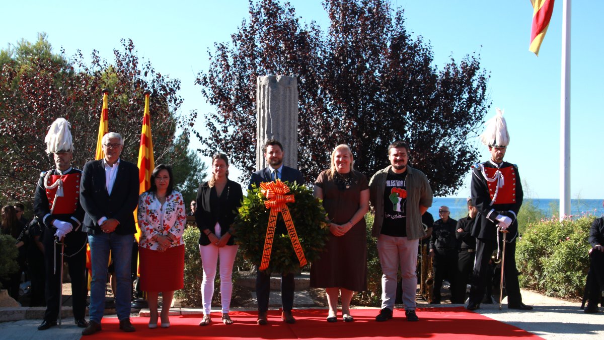 L'alcalde, Rubén Viñuales, i els portaveus de la resta de grups municipals en l'ofrena a Rafael Casanova.