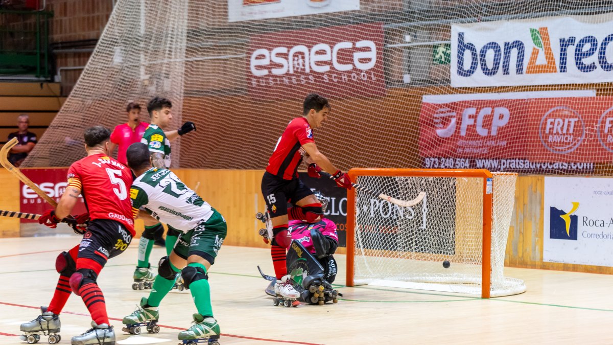 Marc Julià anotando el primer gol del encuentro.