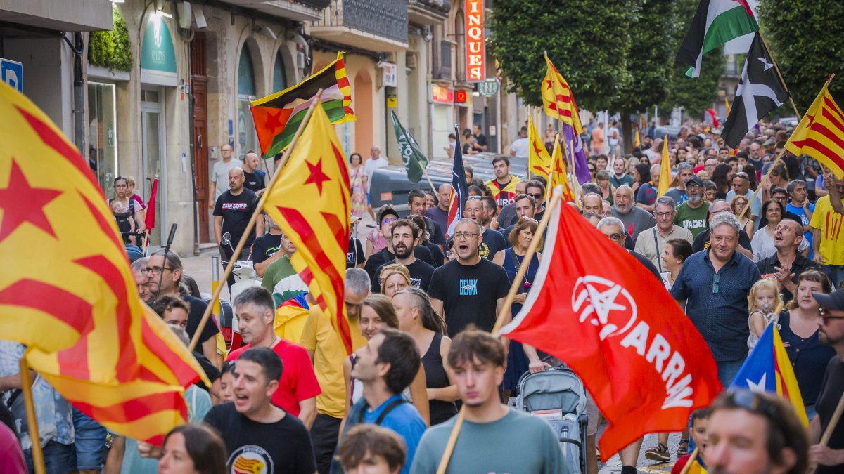 Manifestación del 11-S de la Esquerra Independentista del Camp bajando por el Raval de Martí Folguera.