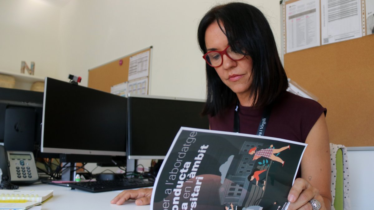 La doctora en Enfermería, subdirectora del Campus Terres de l'Ebre de la URV e investigadora principal del proyecto, Georgina Casanova, en su despacho.