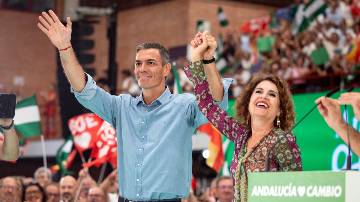 Pedro Sánchez y María Jesús Montero en el mitin de precampaña del PSOE en Andalucía