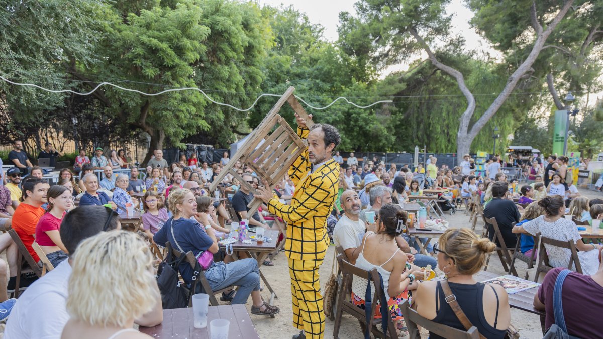 El parc de Saavedra se llenó ayer por la tarde para disfrutar del Cabaret de Circ.