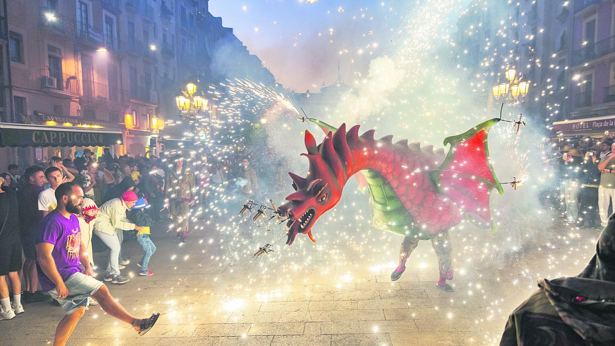 Imatge del Drac de Sant Roc durant la cercavila pel seu aniversari.