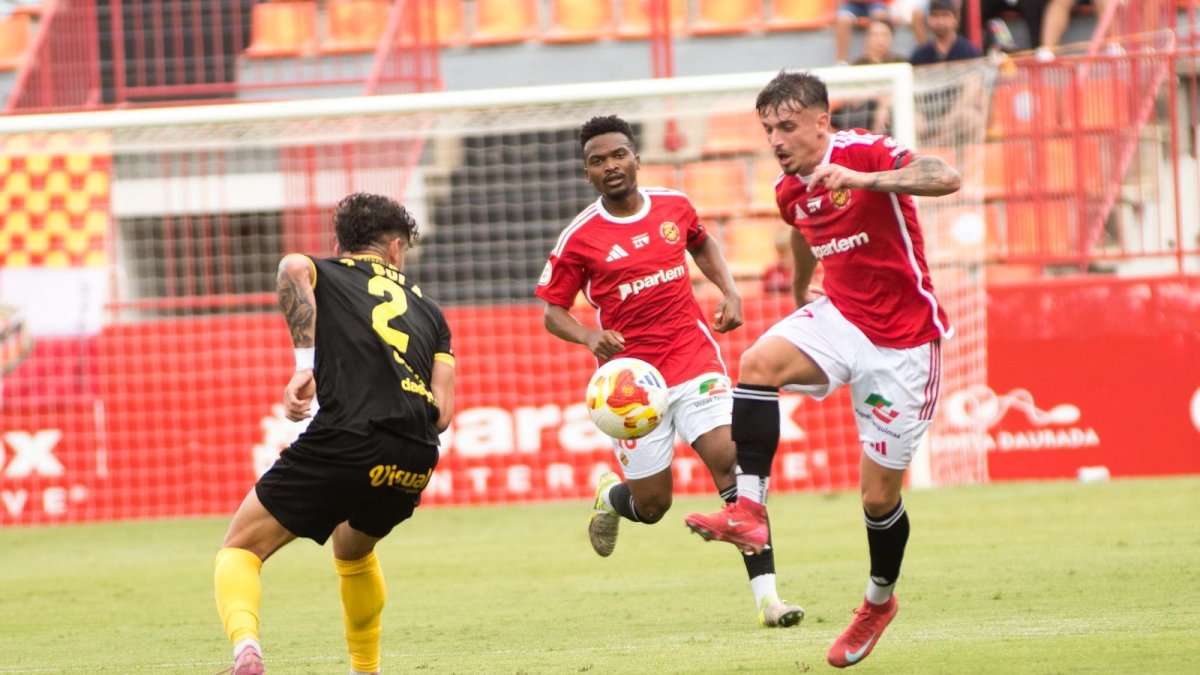 L’extrem del Nàstic Pau Martínez durant l’encontre contra l’Atlético Sanluqueño al Nou Estadi.