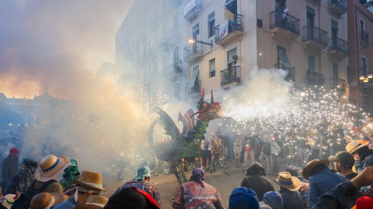 Un instante del pasacalle del Dragón de Sant Roc.