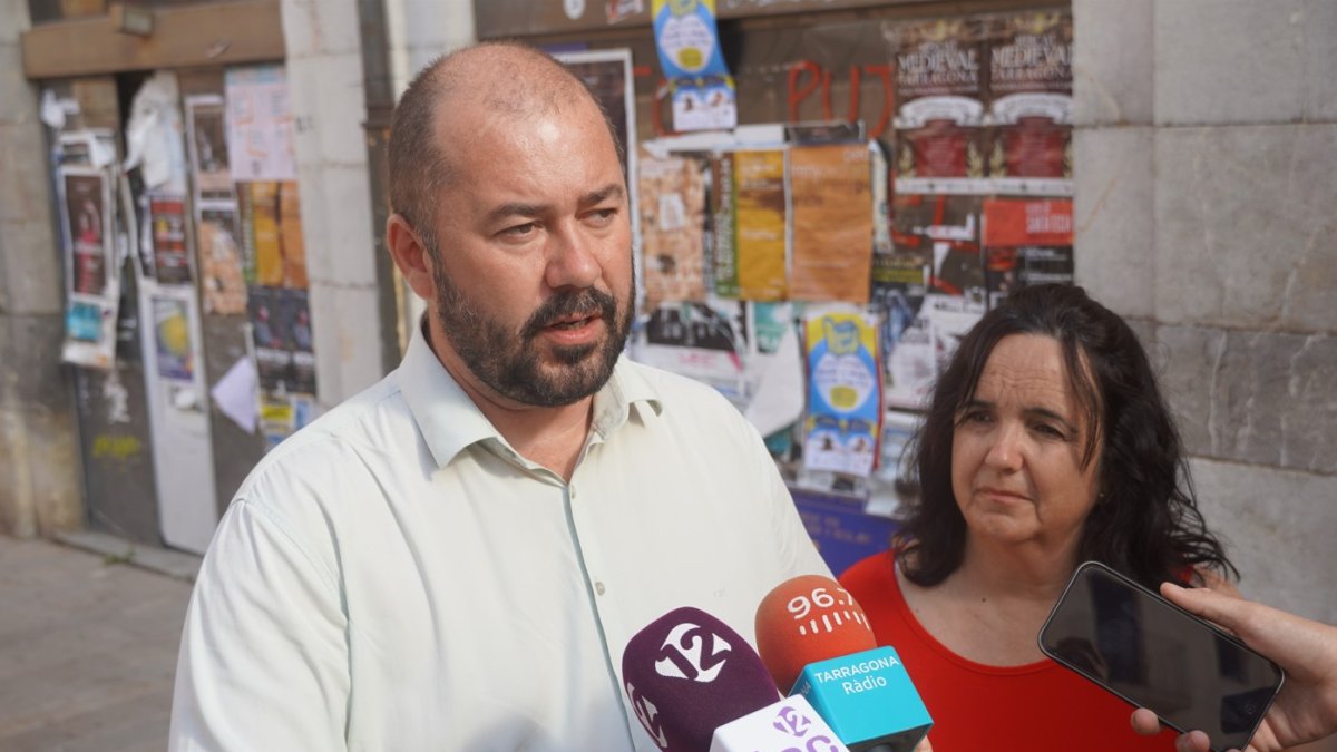 Imagen del portavoz adjunto de ERC, Xavi Puig, durante la atención a los medios.