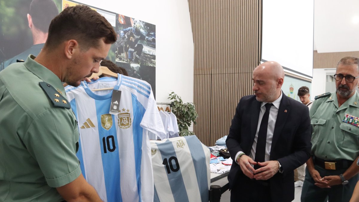Camisetas con el '10' de Messi, intervenidas en operaciones contra el top manta.