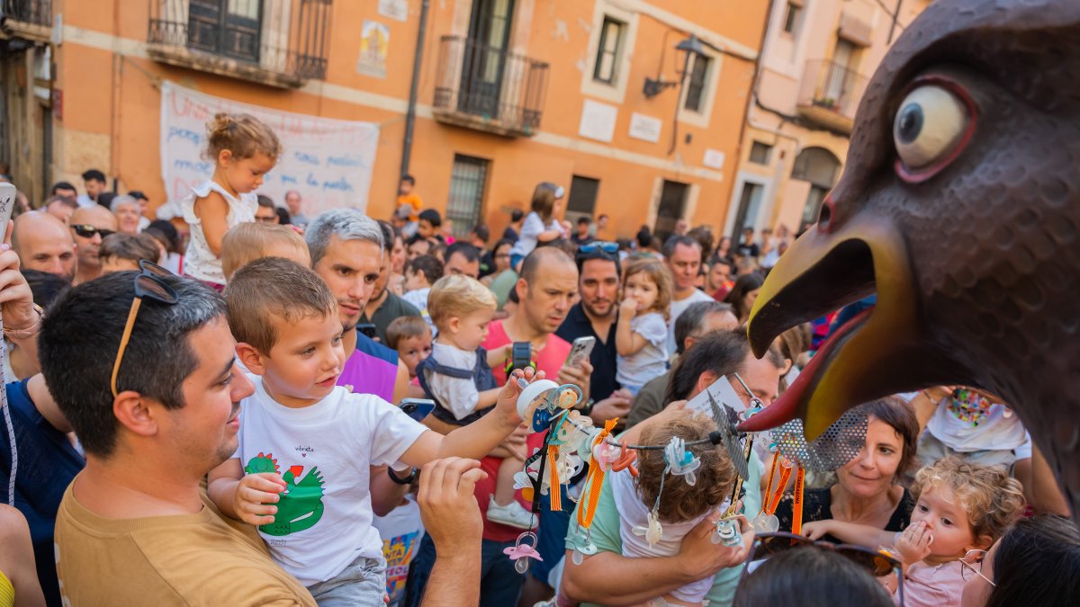 Un nen s’acomiada del xumet davant la Víbria amb el suport del seu pare, en el tradicional ritual de Santa Tecla celebrat aquest dilluns a la tarda.