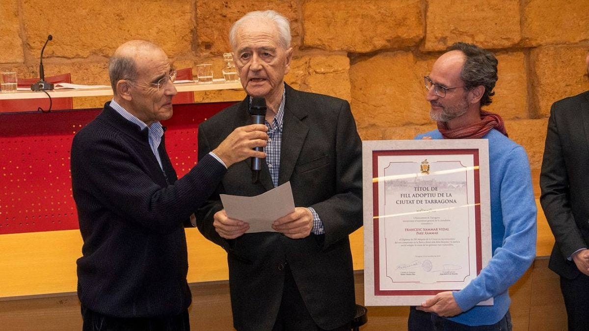 Xammar, al centre, recollint el títol de fill adoptiu.