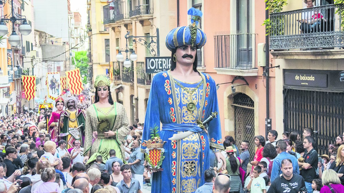 El Gegants Moros i Vells, durant la cercavila de la Vigília