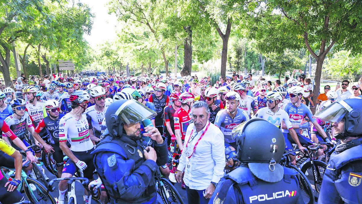 Imagen de los antidisturbios de la Policía Nacional ante los ciclistas en la última etapa de la Vuelta en Madrid.