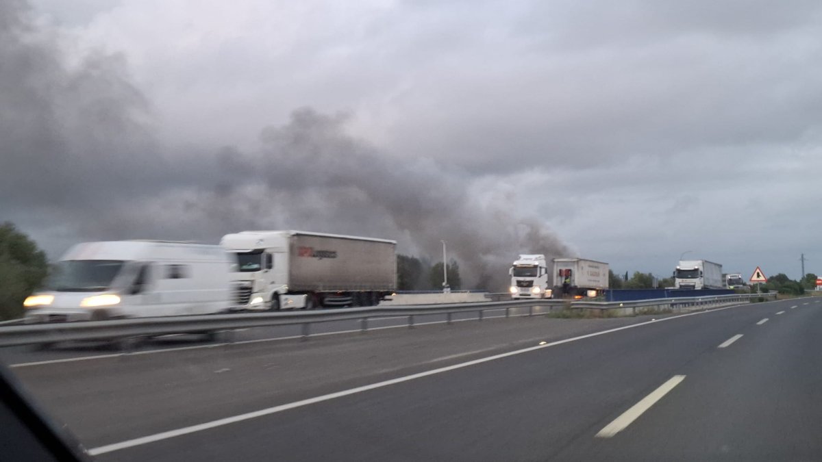 Imagen del camión echando humo.