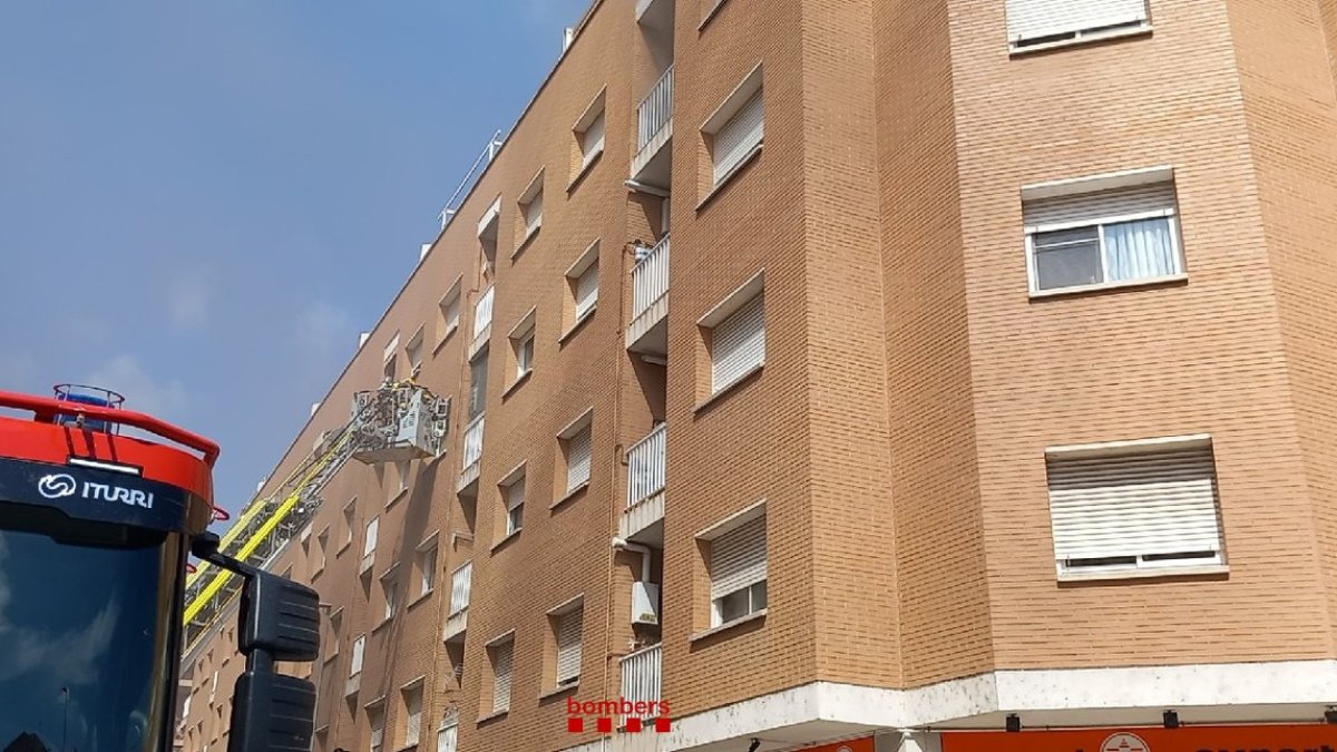 Grua de Bombers en un edifici d'Amposta afectat per l'incendi d'un establiment d'electrodomèstics als baixos de l'immoble.