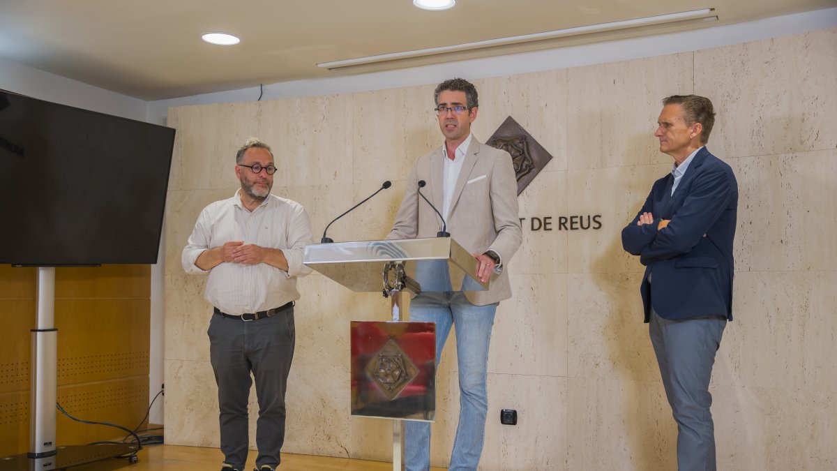 Amadeu Bonet i els regidors Daniel Recasens i Josep Baiges, detallant la nova edició del TEDxReus.