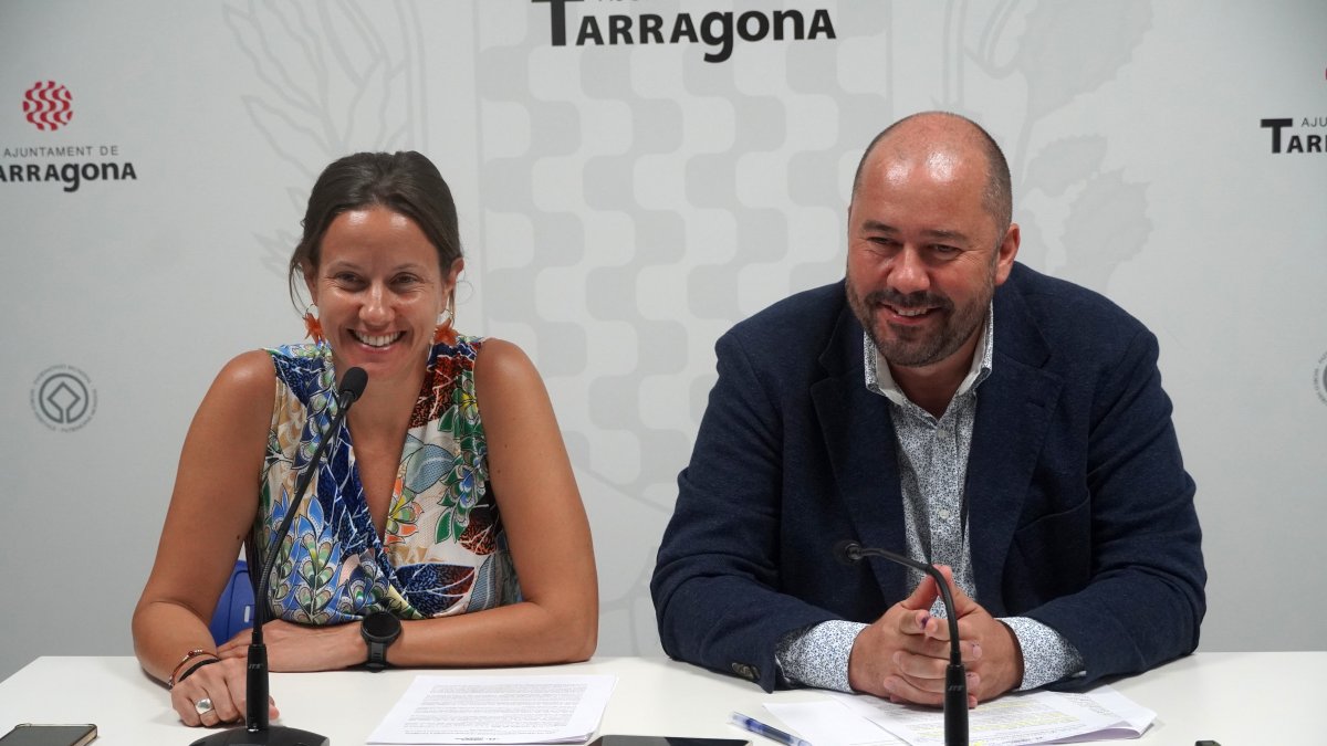 Imagen de la portavoz de ERC, Maria Roig, y el portavoz adjunto, Xavi Puig, durante la rueda de prensa.