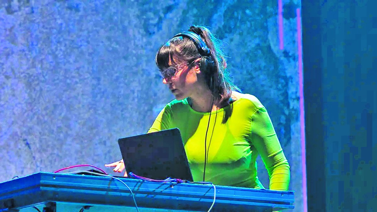 AWWZ es una productora y artista que fusiona electrónica, ambiente y ritmos urbanos.